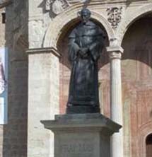 Escultura de un personaje religioso.